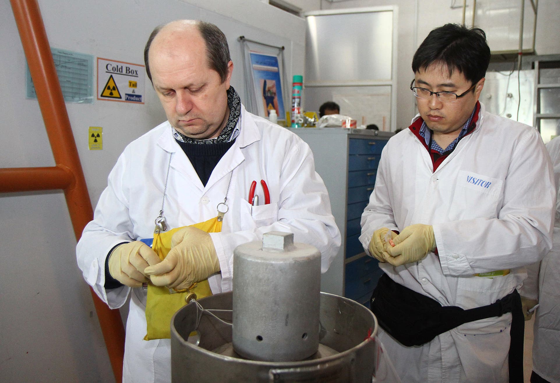مفتشون من الوكالة الدولية للطاقة الذرية في إحدى المنشآت النووية الإيرانية (أرشيفية)