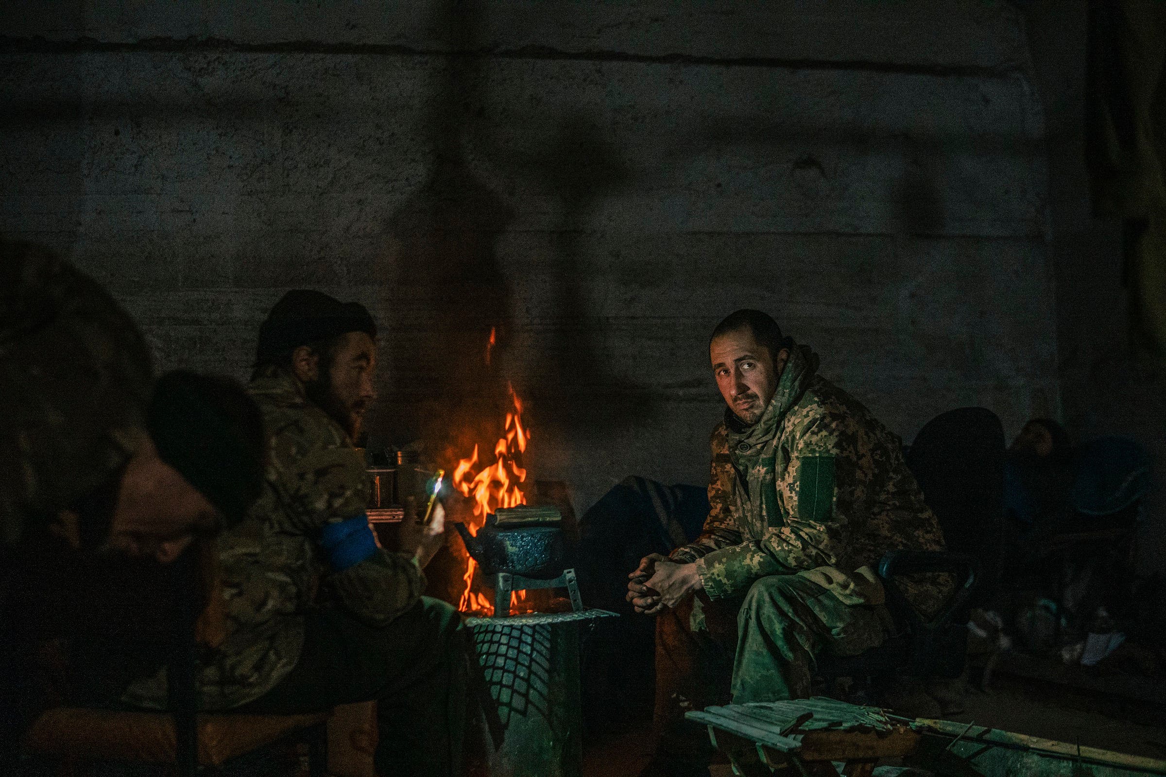 مقاتلون من كتيبة آزوف داخل مصنع آزوفستال قبل استسلامهم