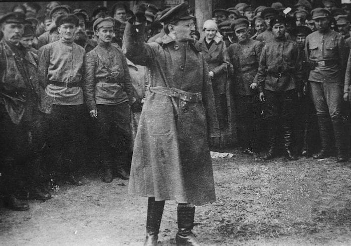 ليون تروتسكي اثناء القائه لكلمة بين جنود الجيش الأحمر