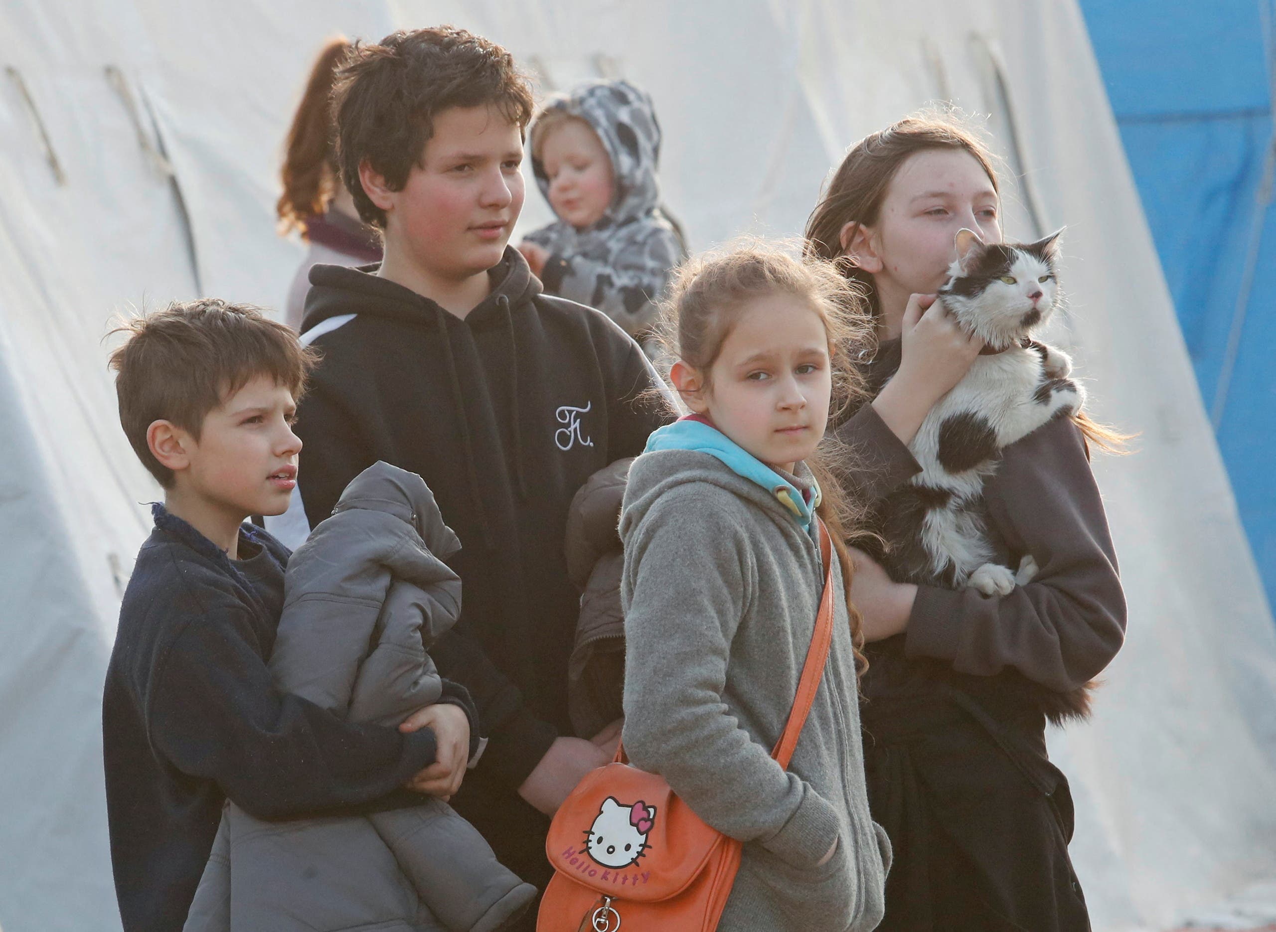أطفال في بيزيمين  بعد أن تم إجلائهم من أزوفستال