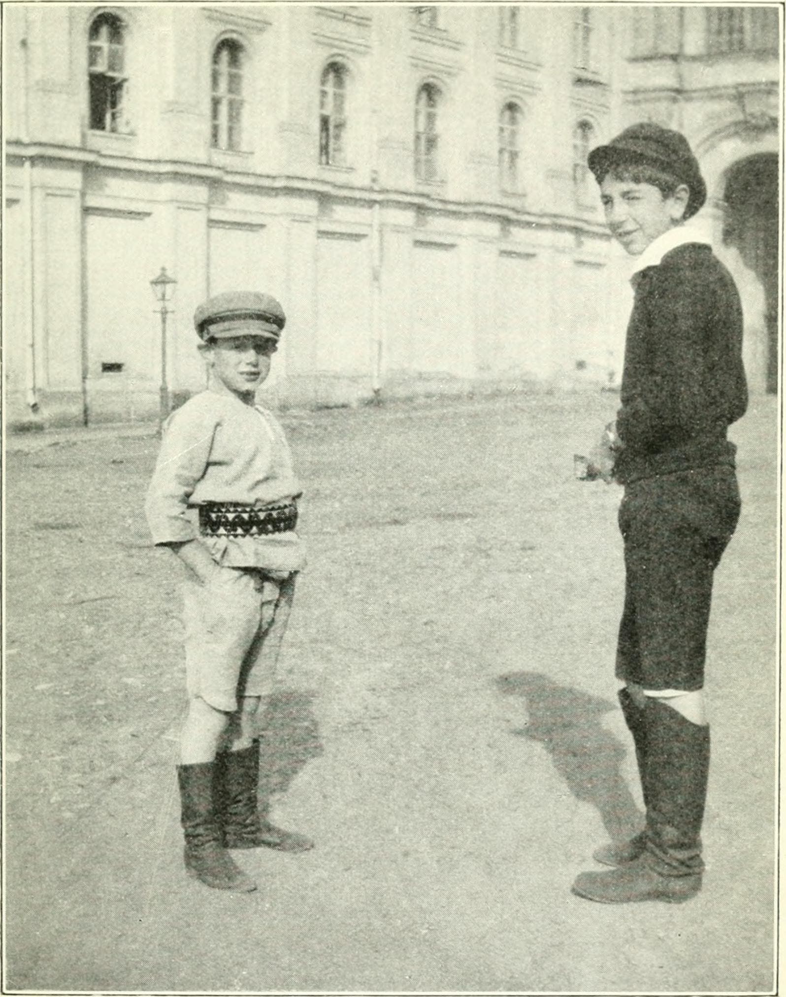 سيرغي سيدوف عام 1920 على يمين الصورة