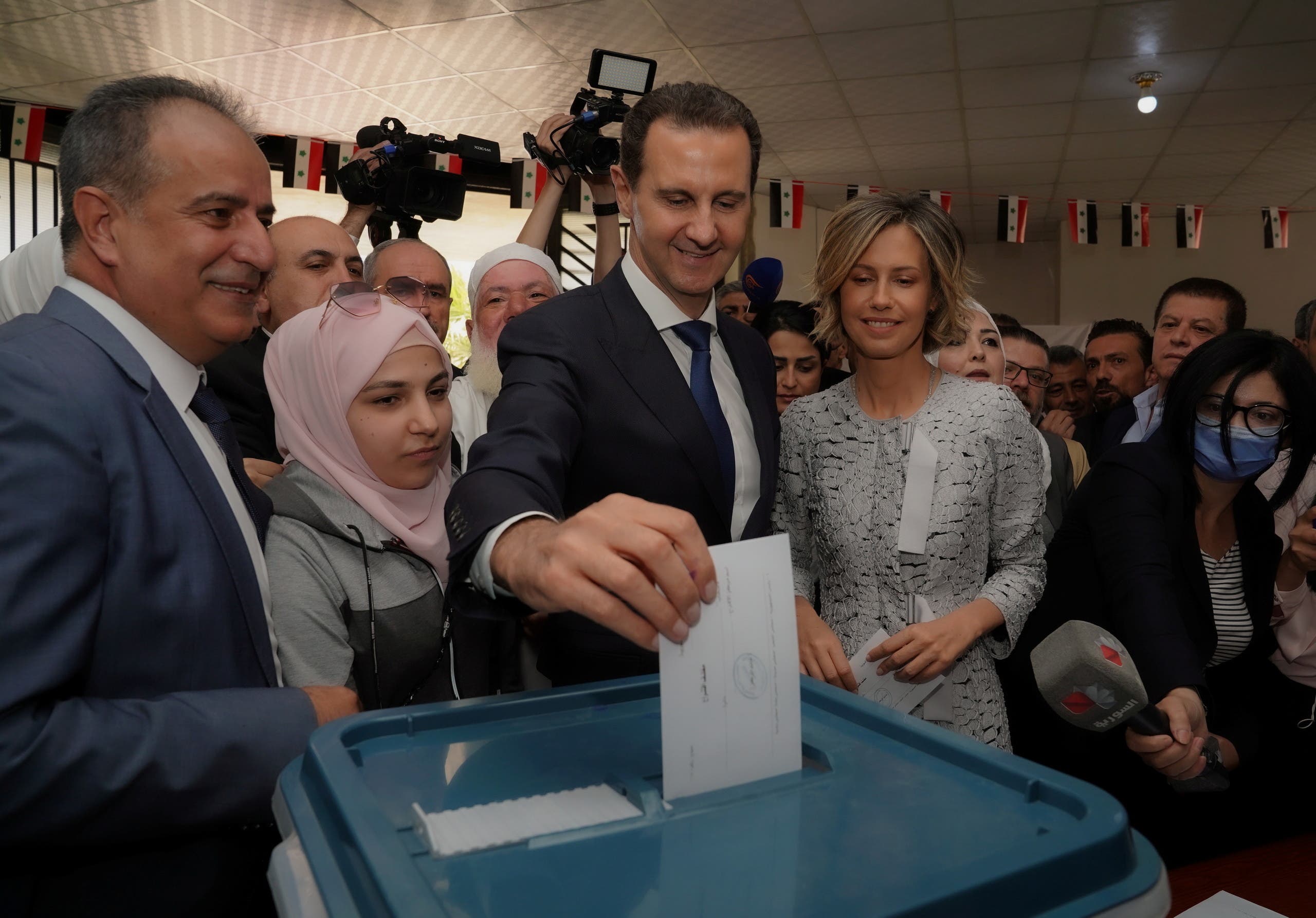 الأسد يدلي بصوته في انتخابات الرئاسة في دمشق في مايو 2021