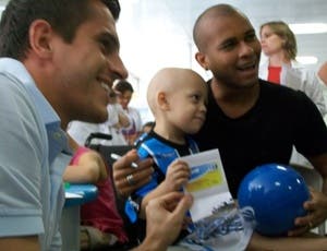 غروهي مع طفل مصاب بالسرطان في 2011