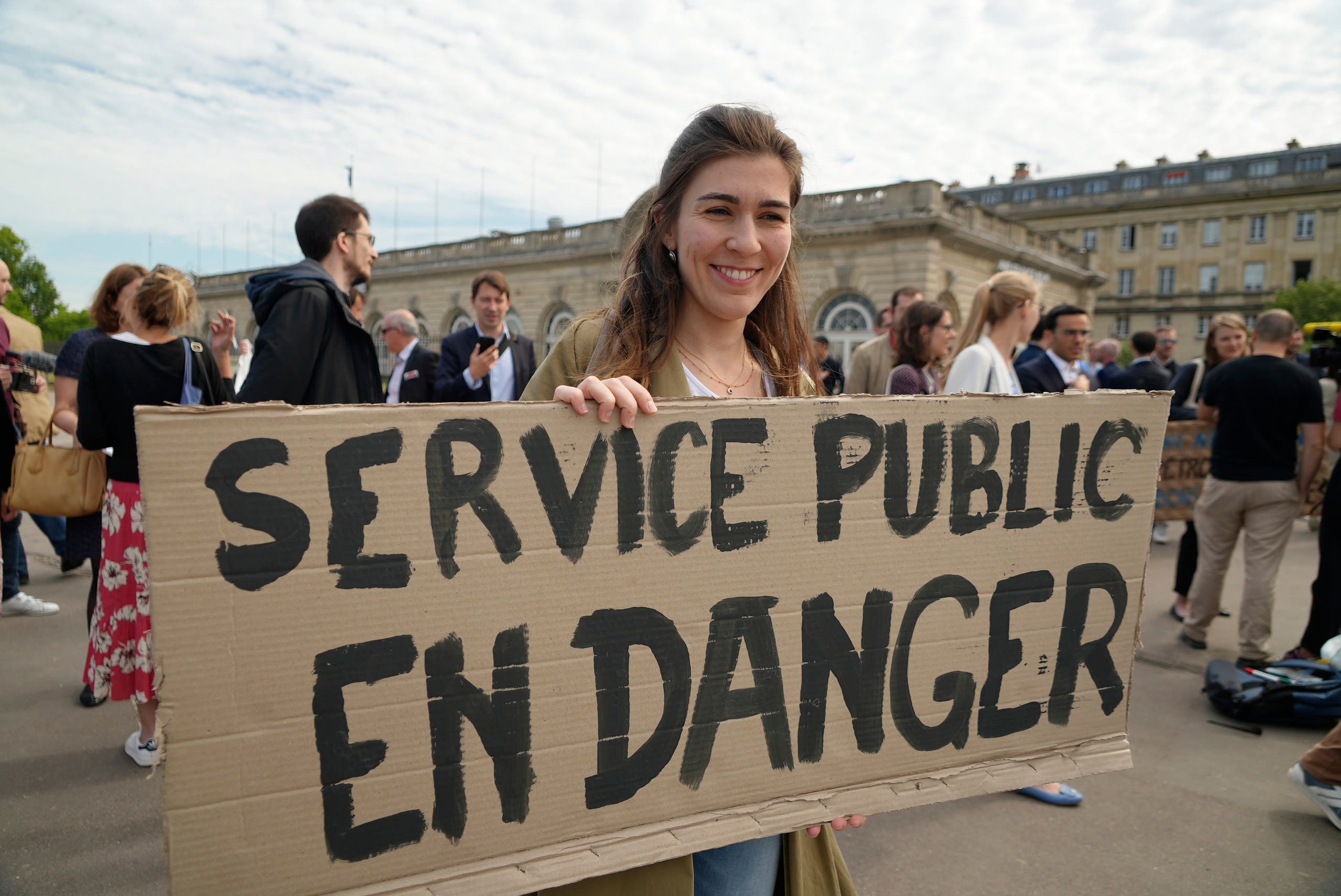 من مظاهرة الدبلوماسيين أمام وزارة الخارجية الفرنسية بباريس اليوم
