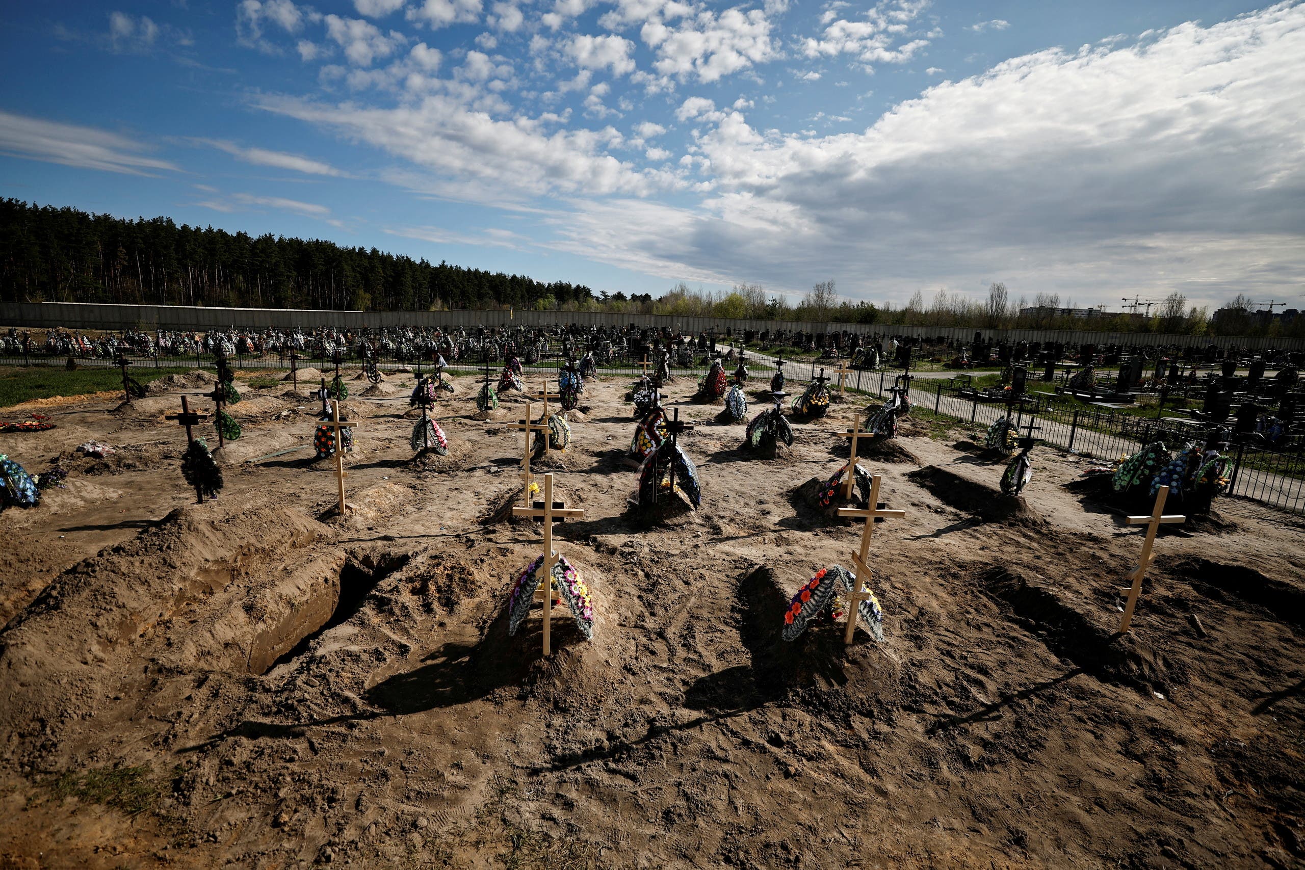 مقبرة أقامها الأوكرانيون في ابريل الماضي لضحايا بوتشا 