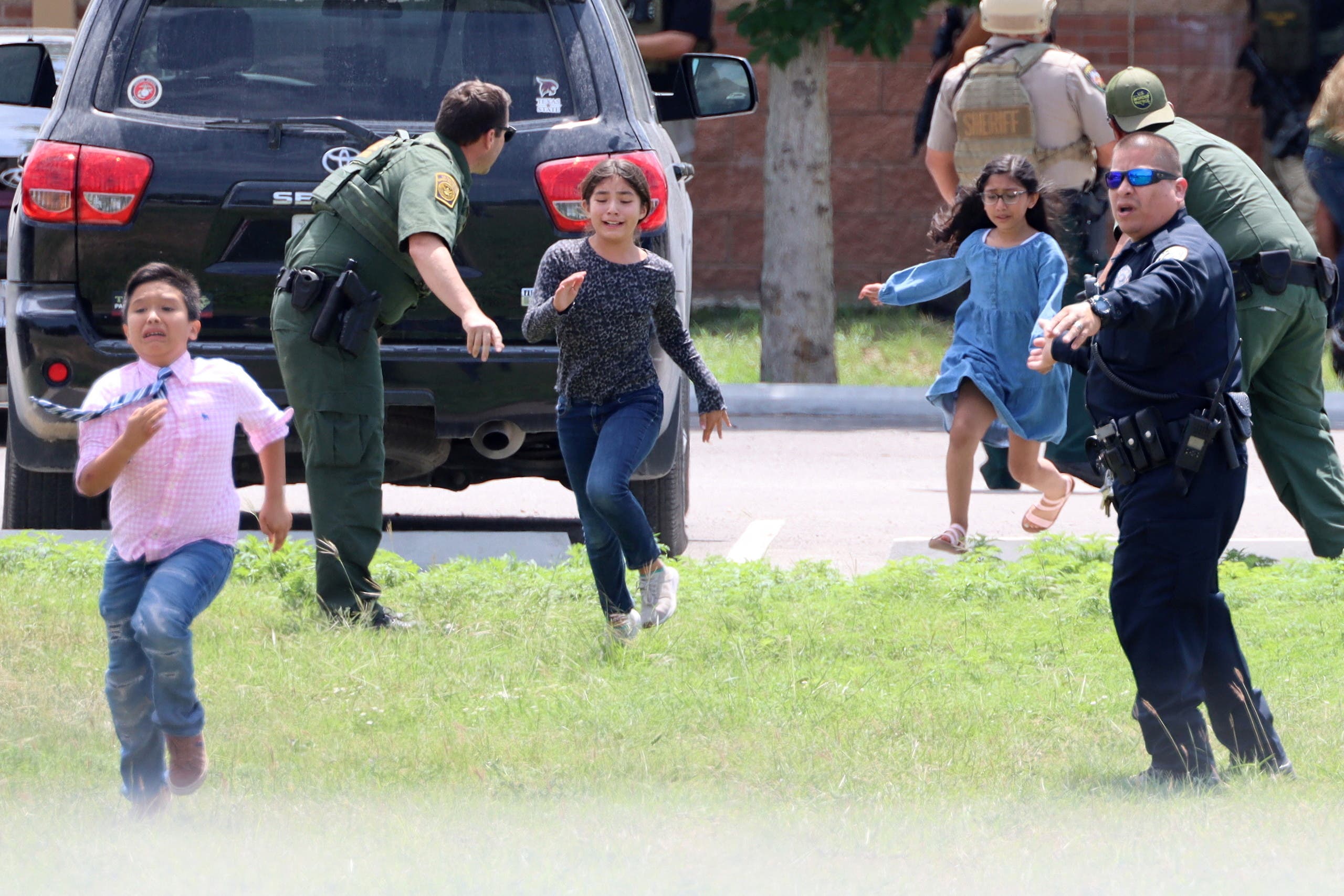 أطفال يهربون من مدرسة في تكساس في مايو الماضي إثر المجزرة التي وقعت فيها