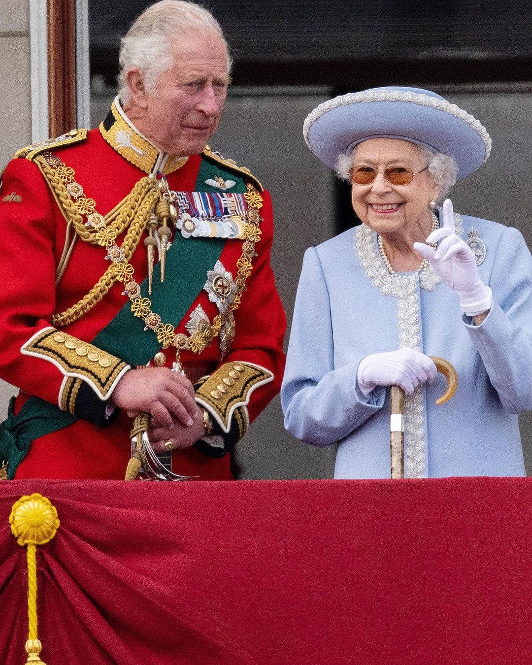 الملكة إليزابيت وولي العهد الأمير تشارلز