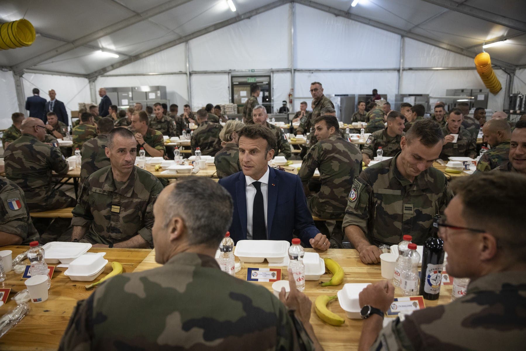 ماكرون في زيارة لقاعدة عسكرية تضم جنوداً من فرنسا وبلجيكا (أ ف ب)