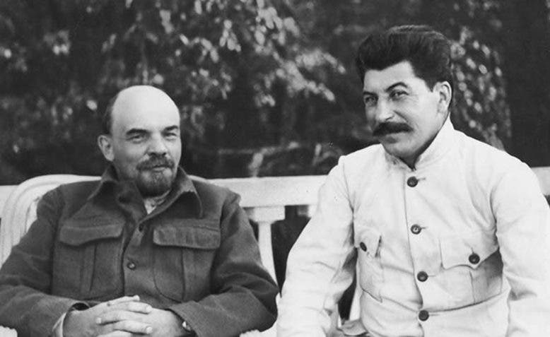 صورة تجمع بين ستالين ولينين