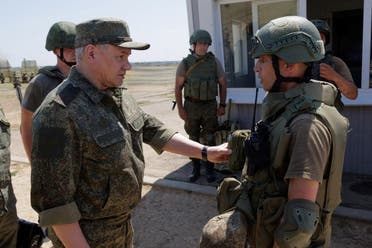 وزير الدفاع الروسي سيرغي شويغو يتفقد قواته - رويترز