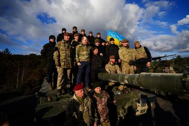 والاس وسط جنود أوكرانيين دربهم الجيش البريطاني في فبراير الماضي (أرشيفية)