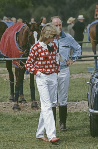 ديانيا مرتديةً الكنزة الحمراء في 1983