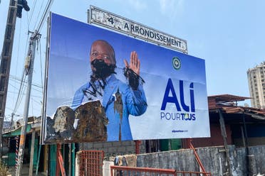 إتلاف صورة للرئيس علي بونغو بأحد شوارع عاصمة الغابون - فرانس برس